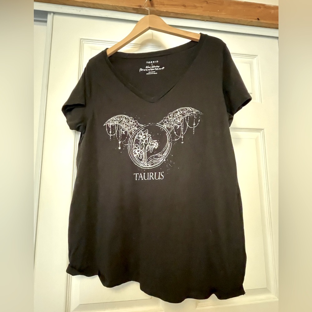Torrid Zodiac Taurus Tee Shirt Size 2